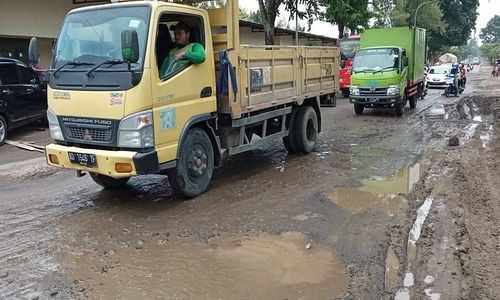 Truk Berlebih Muatan Dibiarkan, Jalanan Cepat Rusak