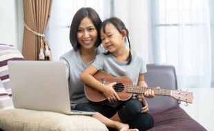 Mengenal Drone Parenting, Pola Asuh Anak yang Cocok untuk Ibu Milenial