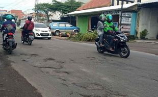 Hati-Hati Lur! Jalan Sragen-Masaran Banyak Lubang, Bisa Bikin Celaka