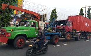 Bruakkk! Truk Seruduk Mobil Carry di Lampu Merah PN Klaten