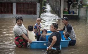 Jakarta Dikepung Banjir, 1.380 Orang Mengungsi