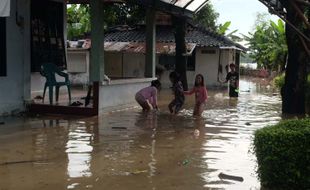 Bengawan Solo Meluap, Rumah Warga Jebres Solo Terendam Banjir