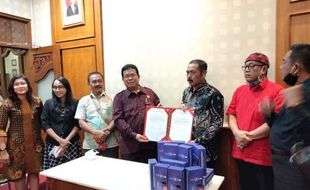 FPDIP DPRD Solo Bagi-Bagi Bantuan 69 Unit Handphone Untuk Pelajar 