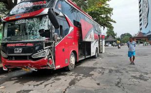 Hindari Pemotor Ngeblong Lampu Merah, Bus Tabrak Pagar Kantor Pemkab Sukoharjo 