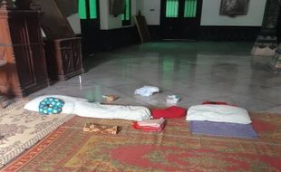 2 Putri Dikunci di Keraton Solo Tidur Beralas Tikar