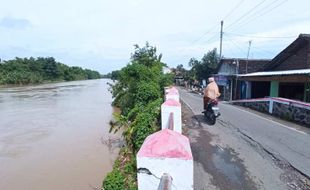 Air Sungai Bengawan Solo Hampir Meluap, Warga Pilang Sragen Santuy Jemur Kain Batik