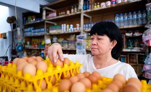 Siapkan Mental, Harga Daging Ayam dan Telur di Karanganyar Nanjak Terus