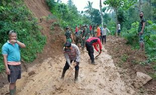 Akses Sulit, Pembersihan Material Longsor di Madiun Dilakukan Secara Manual