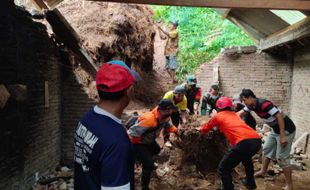 4 Rumah Warga Rusak Tertimpa Tanah Longsor Di Pulung Ponorogo