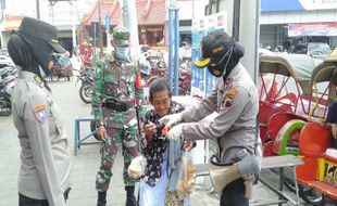 Bagikan Ribuan Masker di Pasar Tradisional, Polresta Solo: 3M Harus Jadi Kebutuhan