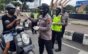 Anggota Polres Sragen Bagi-Bagi 100 Masker per Hari