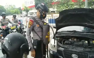 Mogok Saat Hendak Naik Flyover Manahan, Mobil Warga Colomadu Terbakar