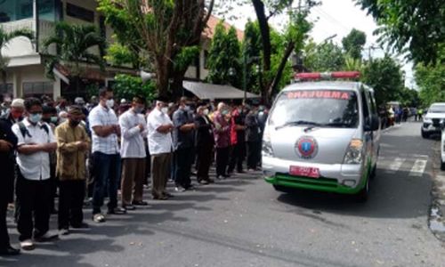 Pelayat Salatkan Jenazah Ahmad Sukina di Kawasan Kantor Pusat MTA Solo