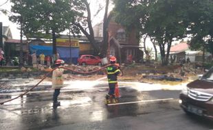 Truk Terguling, Ribuan Telur Ayam Pecah dan Berserakan di Jalan Sukoharjo-Wonogiri