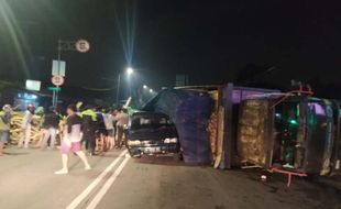 Truk Seruduk 2 Minibus di Bangjo Pasar Sapi Salatiga, 2 Orang Meninggal