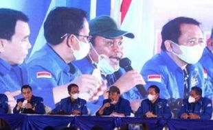 Polisi Turunkan Atribut HUT ke-20 Demokrat Kubu Moeldoko