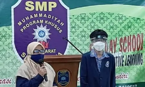 Di SMP Muhammadiyah PK Kottabarat Suhu Tubuh Siswa Selalu Terukur