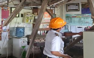 Tembok Stasiun Pekalongan Roboh, Ini Sebabnya...