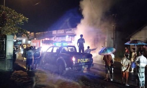 Wuss! Mobil BMW Tiba-Tiba Menyala di Pinggir Jalan Jember