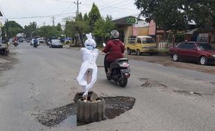 Wiiiiuww.. Ada Pocong di Tugu Lilin Sukoharjo