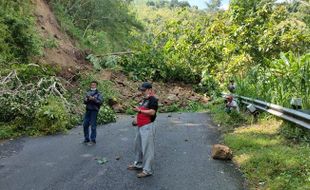 Tebing di Tepi Jalan Nanggulan-Girimulyo Longsor