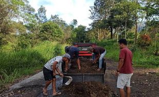 Inspiratif! Warga Lereng Merapi di Klaten Swadaya Tambal Jalan Rusak