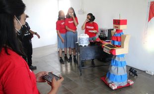 Keren! Siswi Klaten Bikin Robot Pelayan, Ini Fungsinya