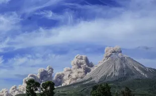 Gunung Sinabung Kembali Erupsi, Awan Panas Mengarah ke Timur