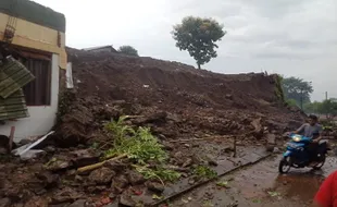 Jalur Masuk Ponpes di Desa Tanduk Ampel Boyolali Tertimbun Longsor