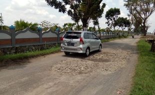 Jalan Gawan-Plupuh Sragen Rusak Parah Sepanjang 2 Km