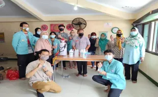 KKN di Tengah Pandemi, Mahasiswa UNS Membuat Tempat Handsanitizer Injak