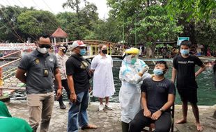 Pantau Kerumunan di Objek Wisata, Petugas Gabungan Boyolali Gelar Rapid Antigen Acak