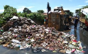 Truk Terguling, Sampah 5 Ton Kocar-Kacir di Jalanan Klaten