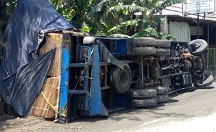 Jalan Ambles, Truk Tronton Terguling di Kalijambe Sragen