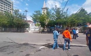 Jasad Pelaku Bom Bunuh Diri di Katedral Makassar Gandeng dengan Motor