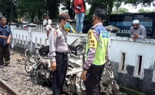 Minibus Tertabrak KA saat Lintasi Rel Tak Berpalang, 2 Meninggal Dunia