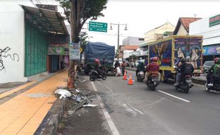 Mendadak Oleng, Truk Tabrak Mobil Parkir di Jalan Solo-Jogja Dekat Pasar Delanggu