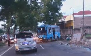 Mobil Adu Banteng dengan Minibus di Madiun, 2 Orang Luka Berat