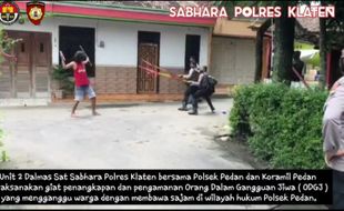 Bak Adegan Film Silat, Polisi Bekuk Orang Gangguan Jiwa Bersenjata Pedang Di Pedan Klaten