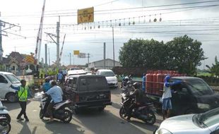 Underpass Makamhaji Ditutup, Perlintasan Mayang Sukoharjo Macet Parah