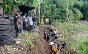 Jos! Warga Gotong-Royong Bangun Tanggul Ban Bekas di Tepi Sungai Mungkung Sragen