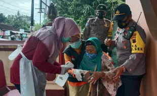 Vaksinasi Covid-19 Sukoharjo: Aparat TNI-Polri Dikerahkan Jemput Warga Lansia