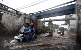 Tergenang Air Hingga Ketinggian 90 Cm, Ini Foto-Foto Kondisi Viaduk Gilingan Solo