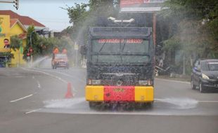 Polres Karanganyar Kerahkan Water Cannon Semprot Disinfektan di Jl. Lawu