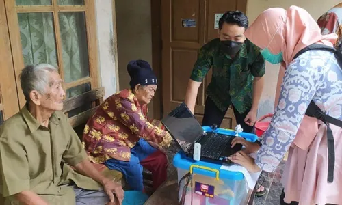 Disdukcapil Jepara Datangi Difabel dan Lansia Urus KTP El