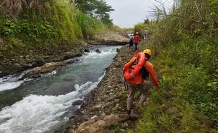 Terpleset, Warga Pekalongan Hanyut di Sungai Sengkarang