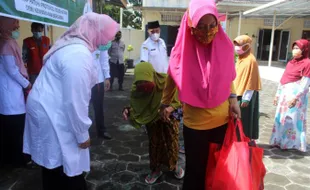 Strong Banget! 3 Nenek-Nenek di Sragen Jalan Kaki 1 Km Untuk Ambil Sembako Meski Sedang Puasa