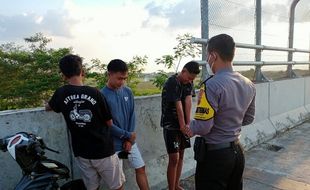 Polisi Bubarkan Kerumunan Anak Muda di Flyover Kebakkramat