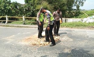 Satlantas Grobogan Tutup Lubang Jalan Cegah Kecelakaan