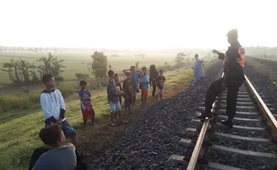 Ngeri! Warga di Madiun Ngabuburit di Pinggir Rel Kereta Api